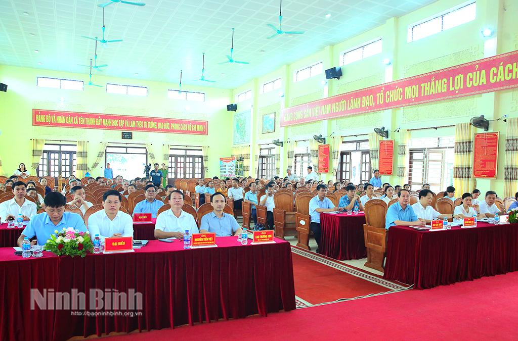 Đồng chí Mai Văn Tuất, Phó Bí thư Thường trực Tỉnh ủy, Chủ tịch HĐND tỉnh và Tổ đại biểu HĐND tỉnh tiếp xúc cử tri các xã Yên Thành và Yên Thái (Yên Mô).