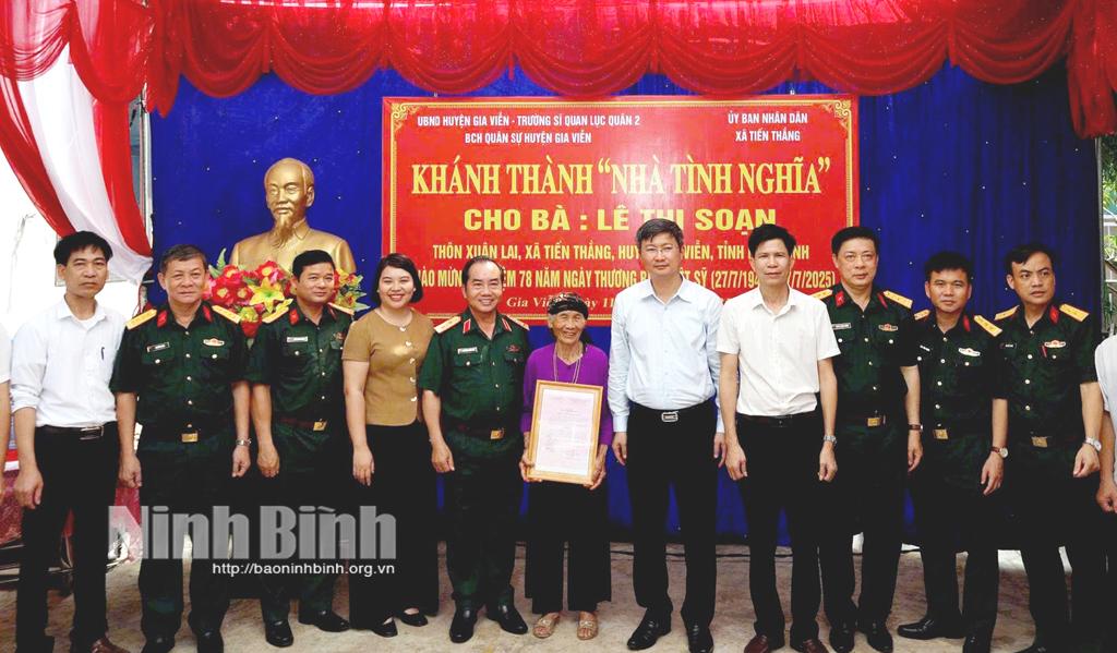 Các đại biểu chụp ảnh lưu niệm với gia đình bà Lê Thị Soạn trong buổi lễ khánh thành nhà.