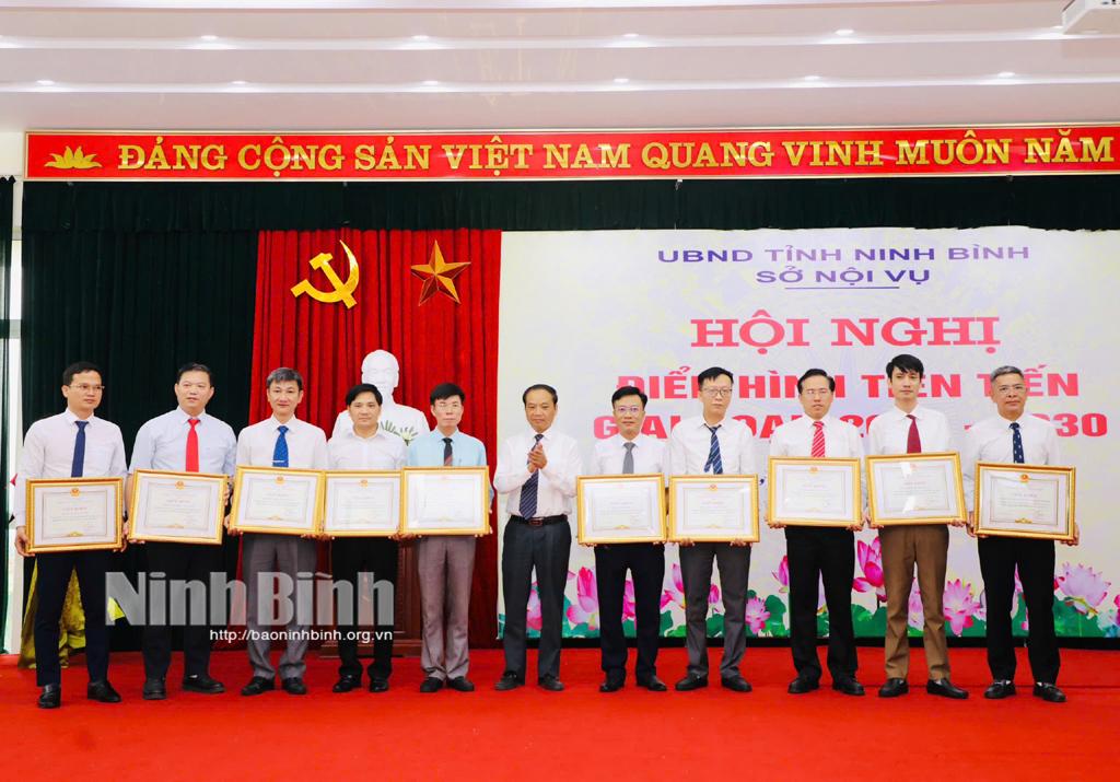 Lãnh đạo Sở Nội vụ trao Giấy khen cho các tập thể có thành tích trong phong trào thi đua yêu nước giai đoạn 2020-2025.
