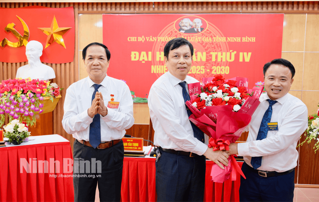 Đồng chí Đoàn Thanh Hải, Phó Bí thư Đảng uỷ các cơ quan Đảng tỉnh tặng hoa chúc mừng Đại hội.