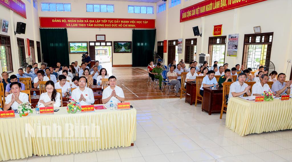 Các đại biểu dự buổi tiếp xúc với cử tri các xã Gia Tân, Gia Lập (huyện Gia Viễn). Ảnh: Hoàng Hiệp