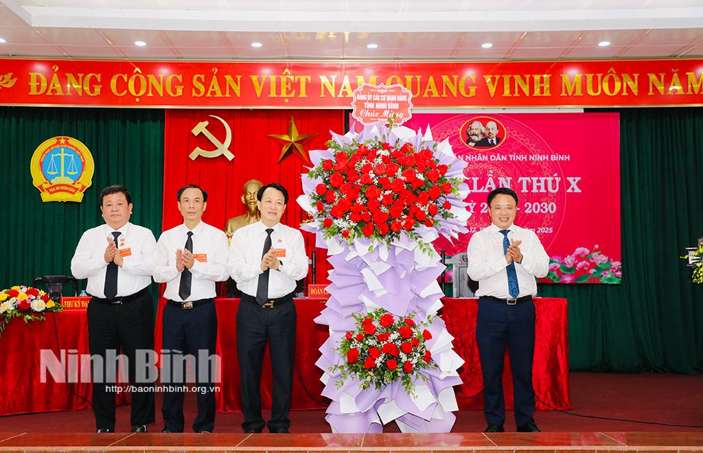 Đồng chí Đoàn Thanh Hải, Phó Bí thư Đảng ủy các cơ quan Đảng tỉnh tặng hoa chúc mừng Đại hội.