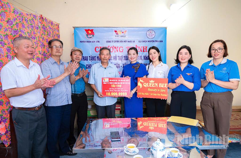 Nhiều tổ chức, cá nhân trên địa bàn huyện Kim Sơn đã tích cực tham gia góp công, góp của để thực hiện hiệu quả chương trình với tinh thần “Ai có gì góp nấy”.