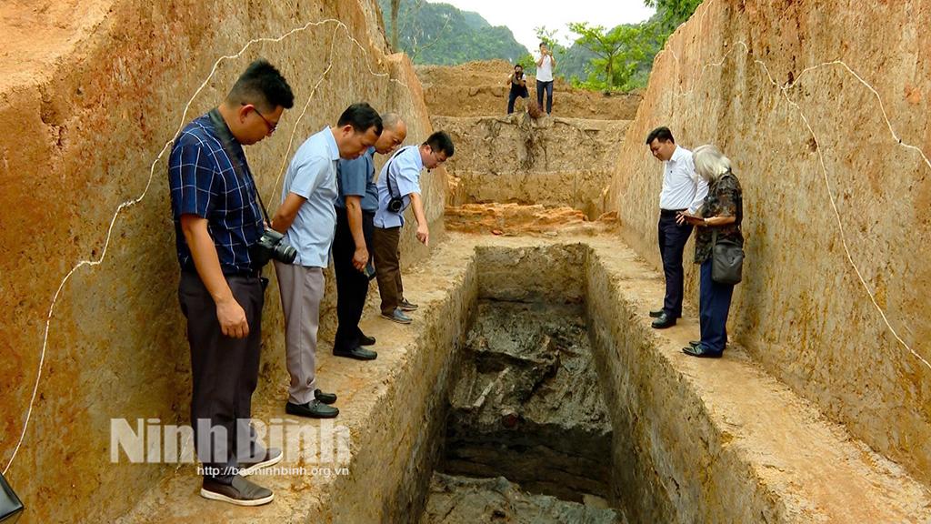 Các chuyên gia khảo cổ, nhà khoa học tham quan địa điểm khai quật Tường thành Dền thôn Chi Phong, xã Trường Yên.