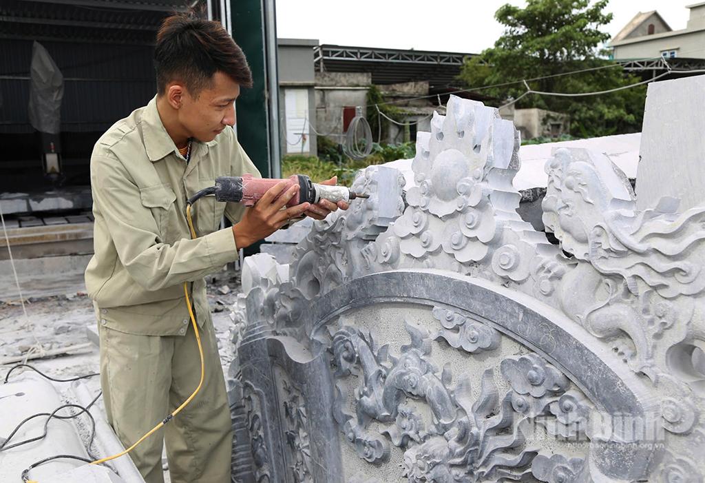 Anh Dương Minh Trung - "Bàn tay vàng" chạm khắc đá mỹ nghệ Ninh Bình năm 2020. Ảnh: Minh Quang