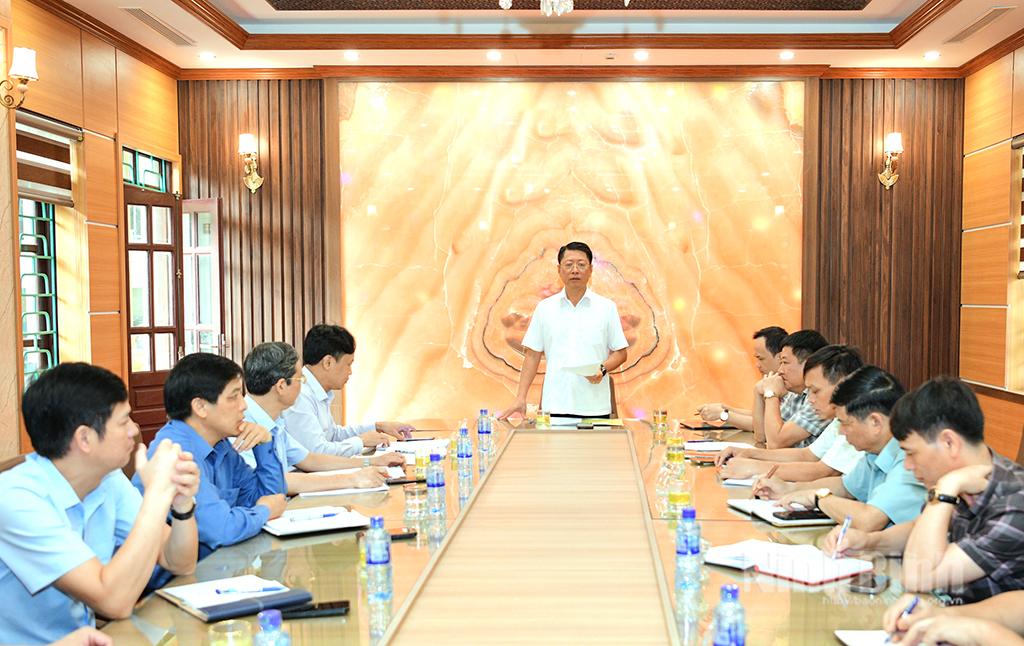 Đoàn kiểm tra việc sắp xếp tổ chức bộ máy, cán bộ, trụ sở làm việc, cơ sở vật chất tại huyện Yên Mô. Ảnh: Trường Giang