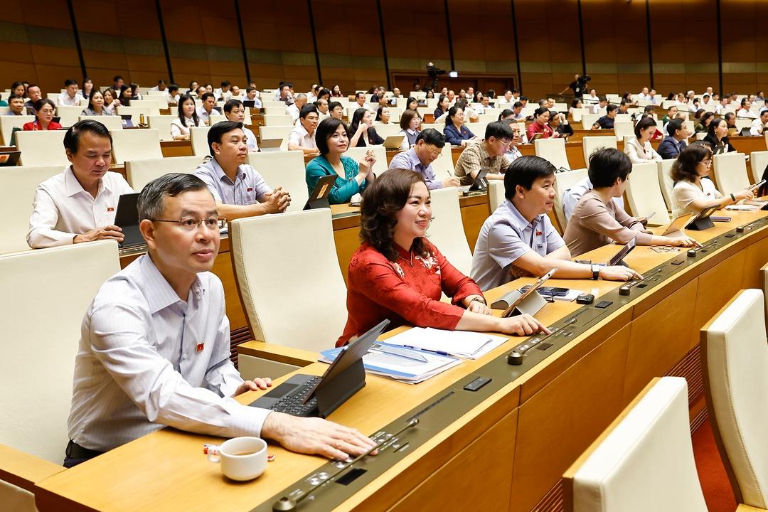 Các đại biểu Quốc hội bấm nút thông qua Nghị quyết của Quốc hội sửa đổi, bổ sung một số điều của Hiến pháp nước Cộng hòa xã hội chủ nghĩa Việt Nam.