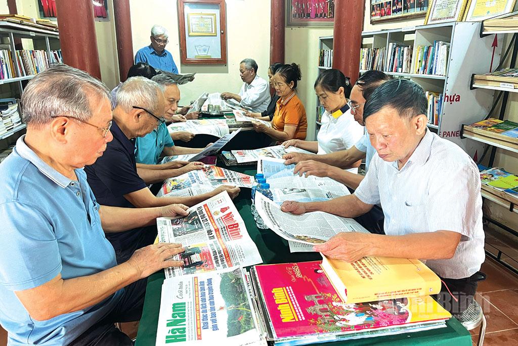 Các thành viên Câu lạc bộ văn hóa đọc đa thế hệ thôn Giá Thượng, xã Gia Hoa (Gia Viễn) duy trì đọc Báo Ninh Bình vào các dịp sinh hoạt, giao lưu.