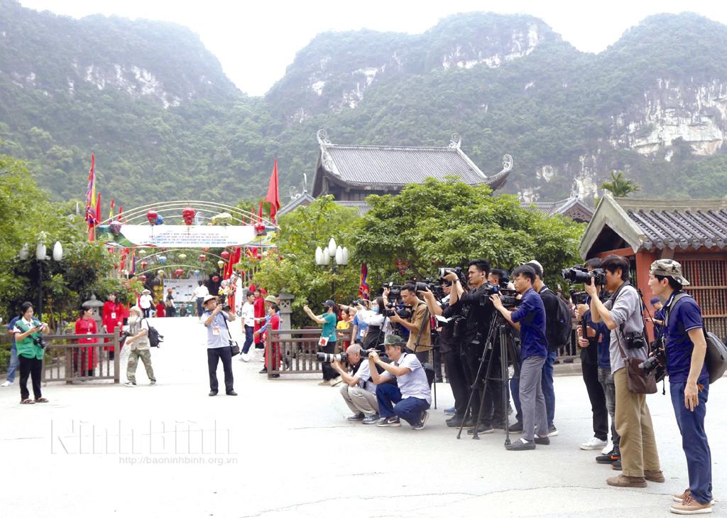 Phóng viên các cơ quan báo chí tác nghiệp tại Lễ hội Tràng An năm 2025. Ảnh: Minh Đường