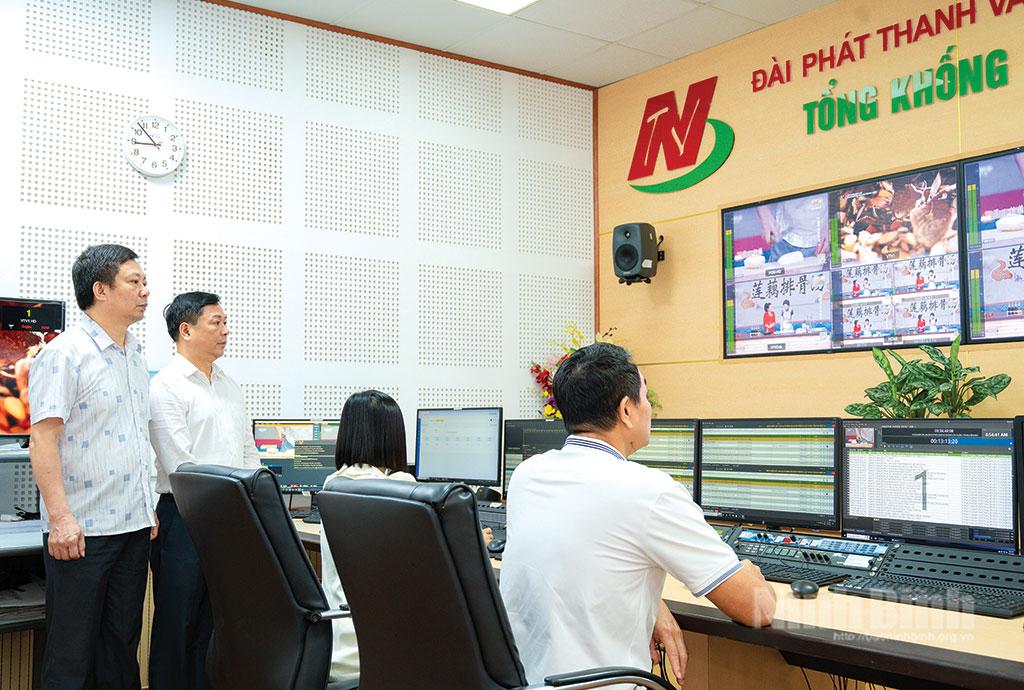 Các đồng chí trong Ban Biên tập kiểm tra, chỉ đạo Tổng Khống chế và Phát sóng của Báo và Đài PT-TH Ninh Bình. Ảnh: Ngọc Linh