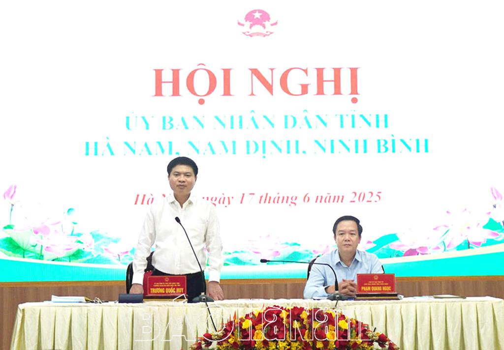 Đồng chí Trương Quốc Huy, Bí thư Tỉnh ủy, Chủ tịch UBND tỉnh, Trưởng Đoàn đại biểu Quốc hội tỉnh Hà Nam phát biểu tại hội nghị.