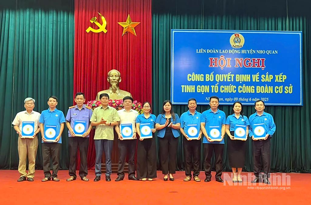 LĐLĐ huyện Nho Quan trao quyết định kết thúc hoạt động của các công đoàn cơ sở trong các cơ quan hành chính, đơn vị sự nghiệp hưởng 100% lương từ ngân sách Nhà nước vào ngày 9/6/2025.