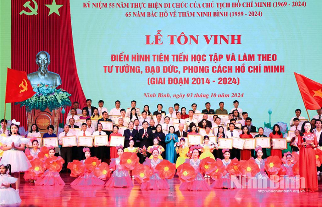 Các đồng chí lãnh đạo tỉnh và các tập thể, cá nhân điển hình tiên tiến trong học tập, làm theo tư tưởng, đạo đức, phong cách Hồ Chí Minh, giai đoạn 2014-2024. Ảnh: Trần Đức