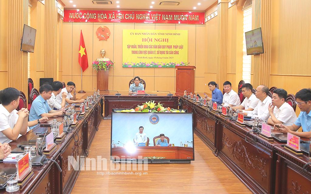 Các đại biểu dự hội nghị tại điểm cầu Ninh Bình.