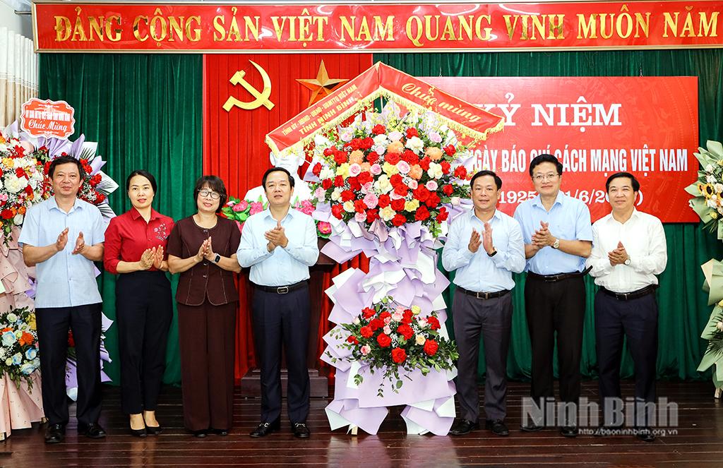 Đồng chí Phạm Quang Ngọc, Phó Bí thư Tỉnh uỷ, Chủ tịch UBND tỉnh tặng hoa chúc mừng tập thể cán bộ, phóng viên, biên tập viên, người lao động cơ quan Báo và Đài Phát thanh-Truyền hình Ninh Bình.