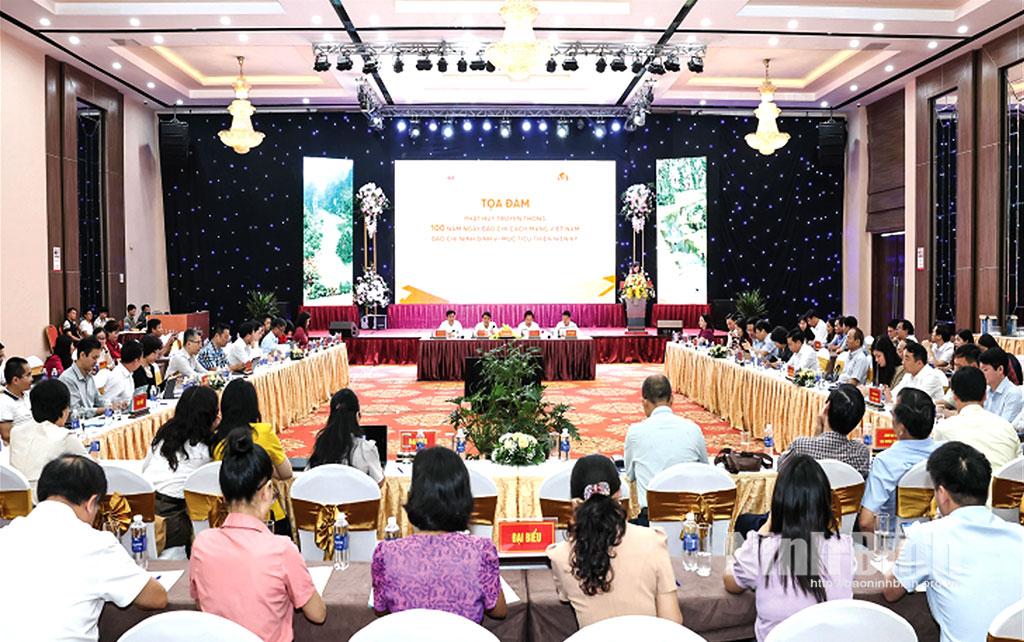 Quang cảnh Toạ đàm “Phát huy truyền thống 100 năm Ngày Báo chí Cách mạng Việt Nam - Báo chí Ninh Bình vì mục tiêu thiên niên kỷ”. Ảnh: Minh Quang