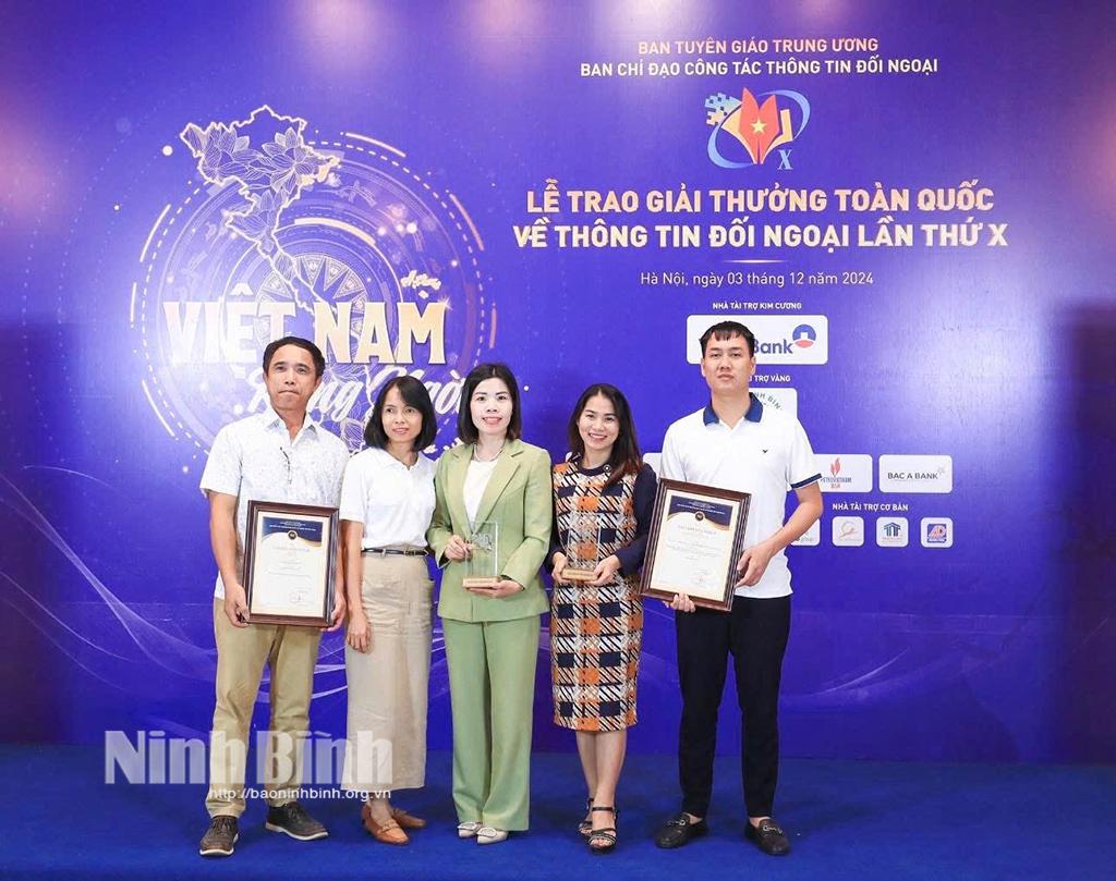 Nhóm tác giả của Báo Ninh Bình nhận Giải thưởng toàn quốc về thông tin đối ngoại năm 2024. Ảnh: P.V