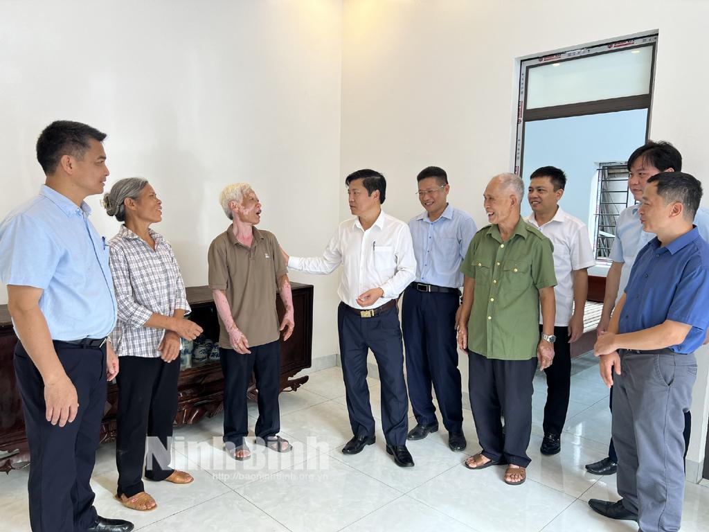 Các đại biểu tham quan ngôi nhà mới của gia đình bà Bùi Thị Mai (tổ dân phố Nam, phường Ninh Giang).