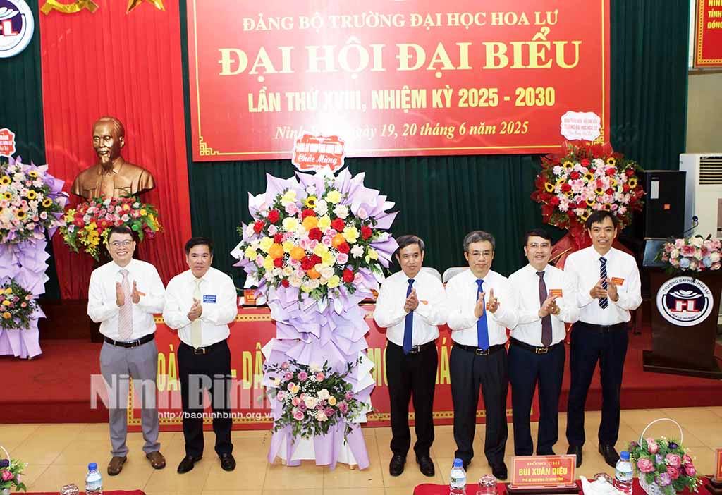 Lãnh đạo Đảng ủy UBND tỉnh tặng hoa chúc mừng Đại hội.