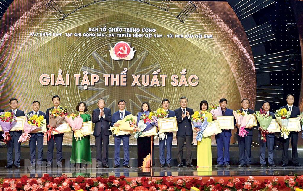 Báo Ninh Bình nhận giải Tập thể xuất sắc Giải báo chí toàn quốc về xây dựng Đảng - Giải Búa liềm vàng lần thứ VIII-năm 2023. Ảnh: CTV