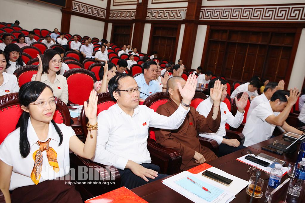 Các đại biểu biểu quyết thông qua các Nghị quyết trình tại Kỳ họp.