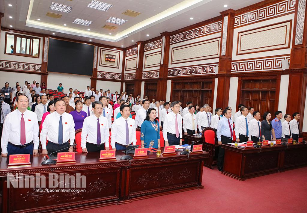 Các đại biểu thực hiện nghi thức chào cờ tại khai mạc Kỳ họp.