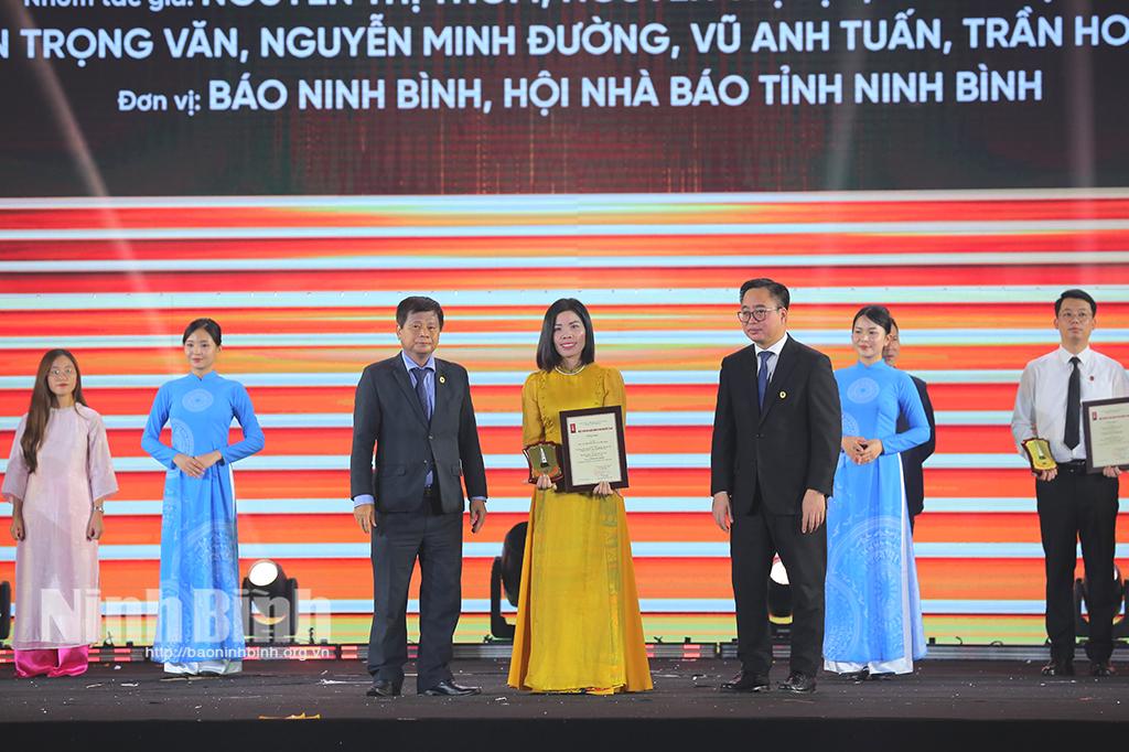 Nhóm tác giả của Báo và Đài Phát thanh-Truyền hình Ninh Bình đạt giải Khuyến khích ở thể loại Báo chí đa phương tiện với tác phẩm loạt 3 kỳ: “Văn hóa, con người Hoa Lư - “Mã định danh” để hội nhập thế giới”.