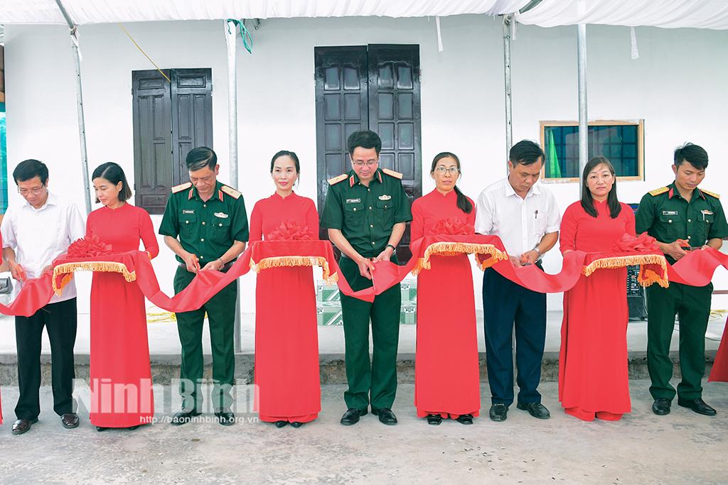 Các đại biểu cắt băng khánh thành nhà tình nghĩa của gia đình ông Trần Văn Hiến tại xã Chất Bình, Kim Sơn.