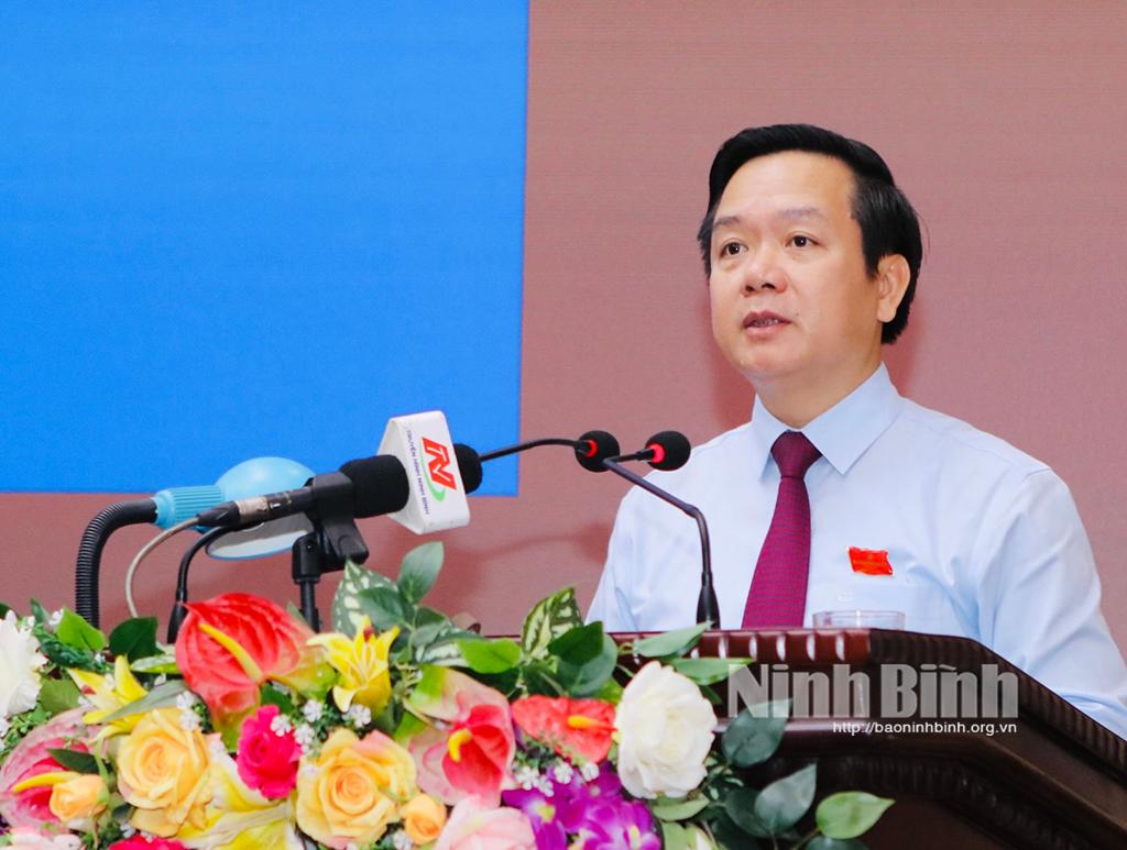 Đồng chí Phạm Quang Ngọc, Phó Bí thư Tỉnh ủy, Chủ tịch UBND tỉnh trình bày Báo cáo tóm tắt tình hình thực hiện kế hoạch phát triển kinh tế - xã hội 6 tháng đầu năm, phương hướng, nhiệm vụ trọng tâm 6 tháng cuối năm 2025. Ảnh: Đức Lam