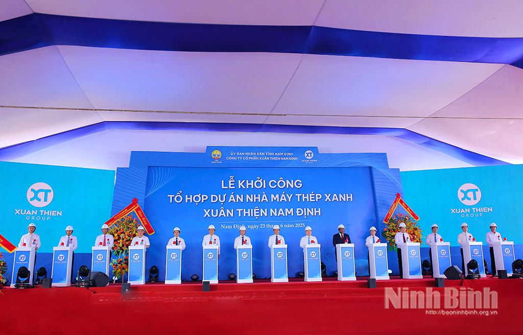 Các đại biểu bấm nút khởi công Tổ hợp Dự án Thép xanh Xuân Thiện Nam Định.