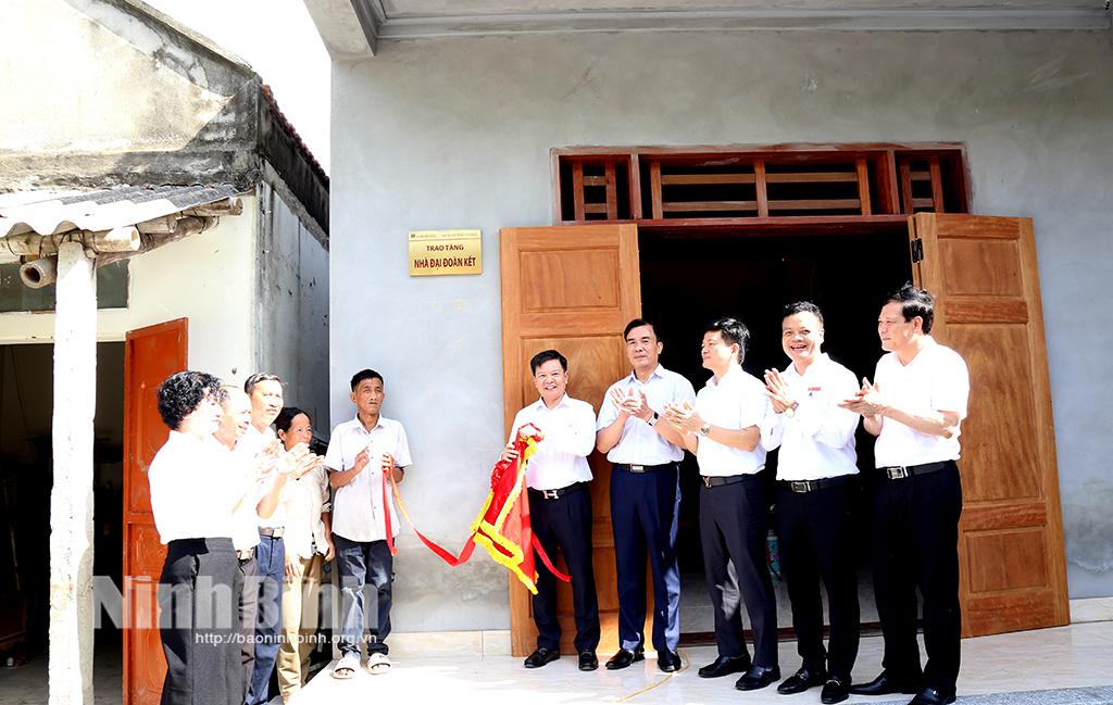 Đại diện Ngân hàng Agribank chi nhánh Ninh Bình và chính quyền xã Đông Sơn tổ chức khánh thành, bàn giao nhà cho gia đình ông Vũ Đức Hai, thôn 4B, xã Đông Sơn, (thành phố Tam Điệp).