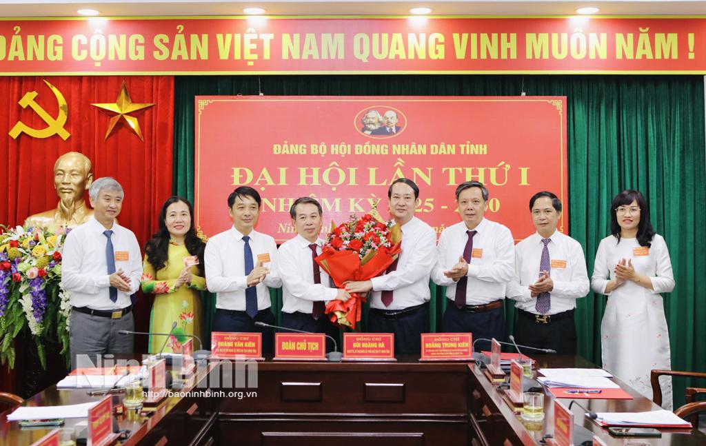 Đồng chí Mai Văn Tuất, Phó Bí thư Thường trực Tỉnh ủy, Chủ tịch HĐND tỉnh, Bí thư Đảng ủy các cơ quan Đảng tỉnh tặng hoa chúc mừng các đồng chí được chỉ định tham gia Ban Chấp hành Đảng bộ HĐND tỉnh nhiệm kỳ 2025-2030.