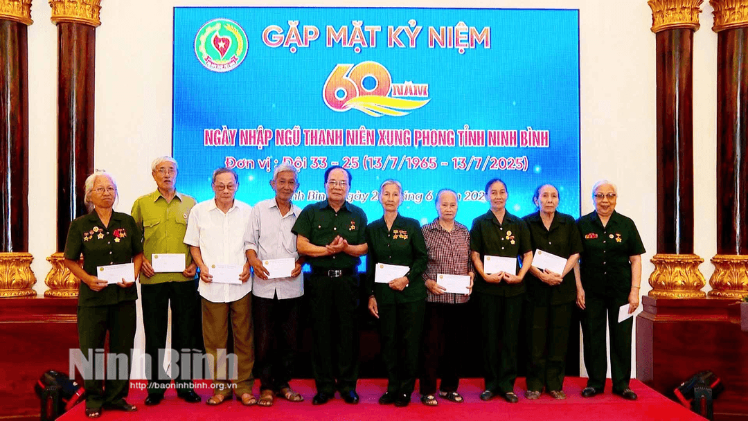 Ban Liên lạc Cựu TNXP Đội 33-25 tặng 5 suất quà cho các đồng đội có hoàn cảnh khó khăn.