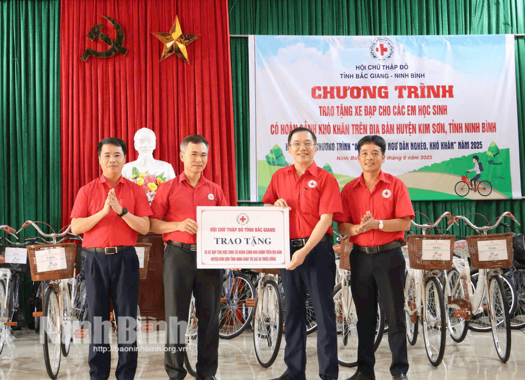 Ban tổ chức trao tặng 30 chiếc xe đạp cho các em học sinh có hoàn cảnh khó khăn, ở địa bàn 6 xã ven biển của huyện Kim Sơn.