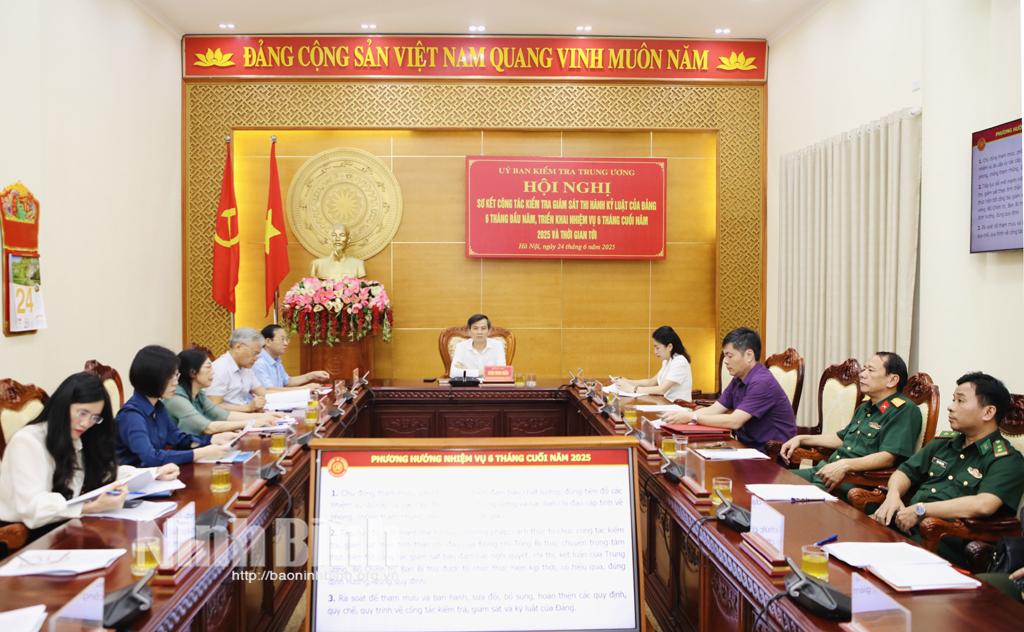 Các đại biểu dự hội nghị tại điểm cầu Ninh Bình.