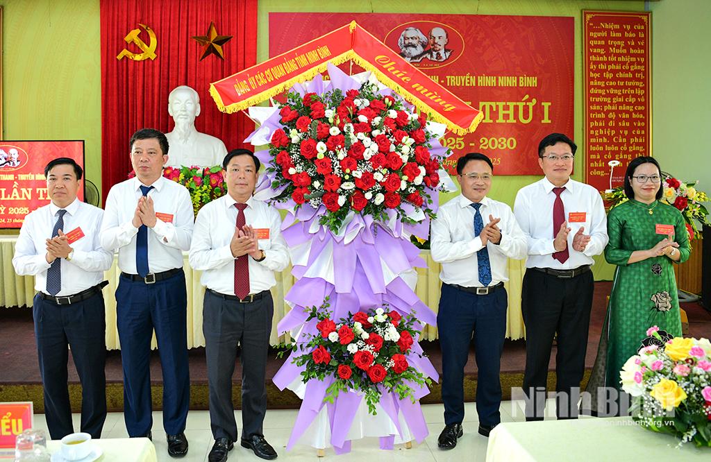 Đồng chí Đoàn Thanh Hải, Phó Bí thư Đảng uỷ các cơ quan Đảng tỉnh tặng hoa chúc mừng Đại hội.