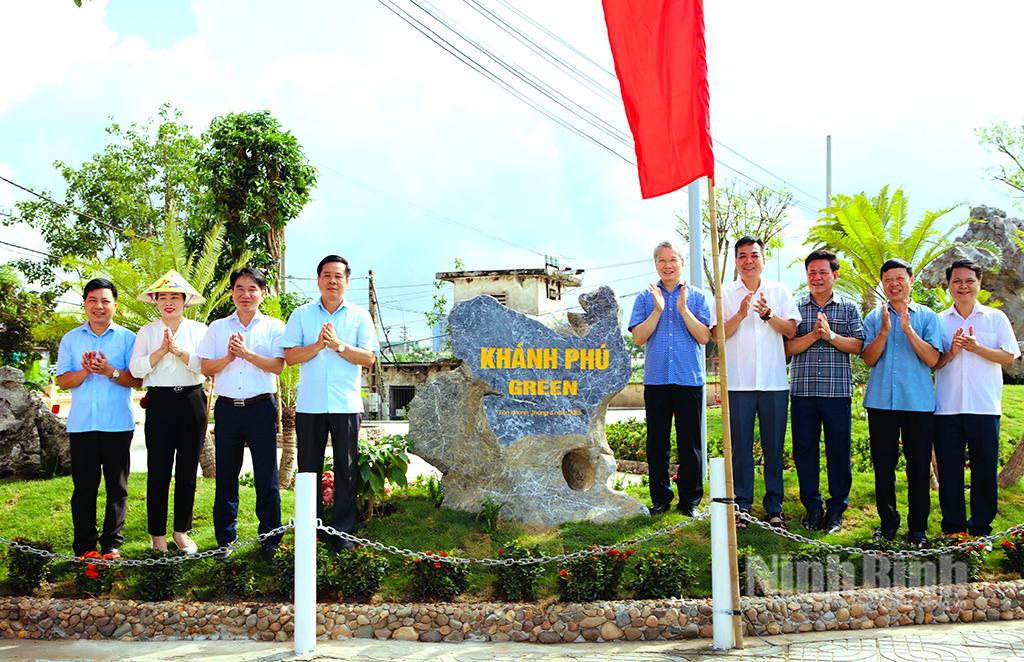 Các đại biểu khánh thành công trình Tiểu cảnh tại khu vực nút giao cổng vào Khu Công nghiệp Khánh Phú (xã Khánh Phú)
