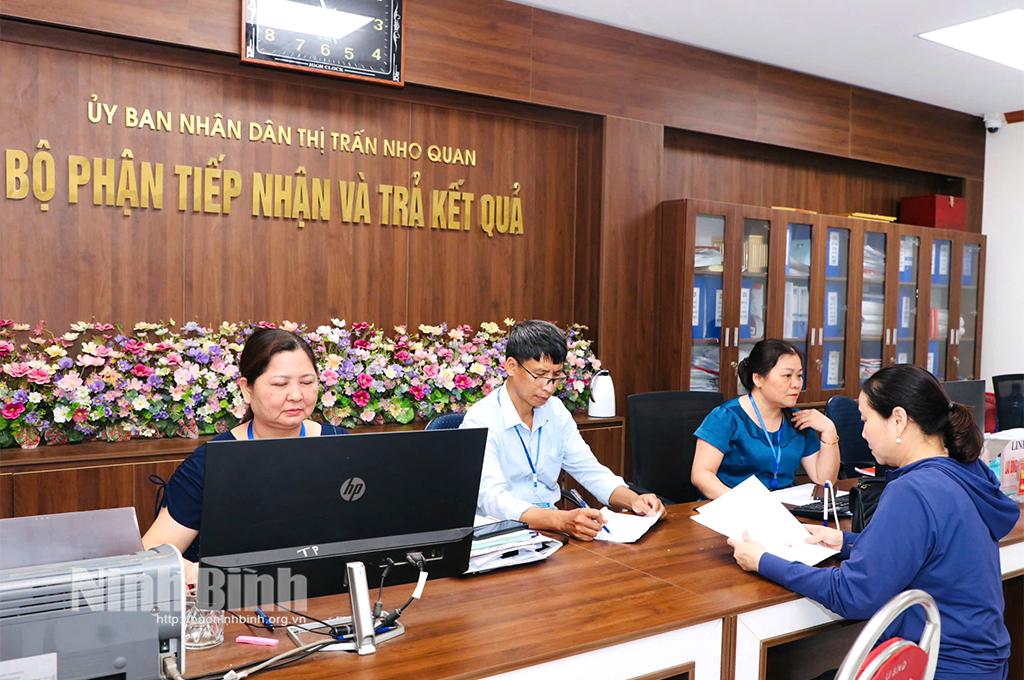 Hoạt động tại Bộ phận Tiếp nhận và trả kết quả UBND thị trấn Nho Quan diễn ra ổn định, không gây xáo trộn đến đời sống của người dân và hoạt động hành chính.