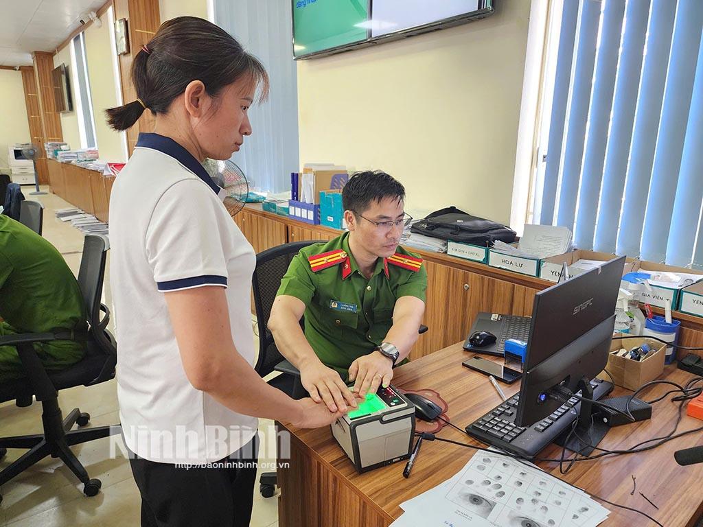 Cán bộ Phòng Cảnh sát Quản lý hành chính về trật tự xã hội Công an tỉnh làm thủ tục cấp CCCD tại Trung tâm Phục vụ hành chính công tỉnh.
