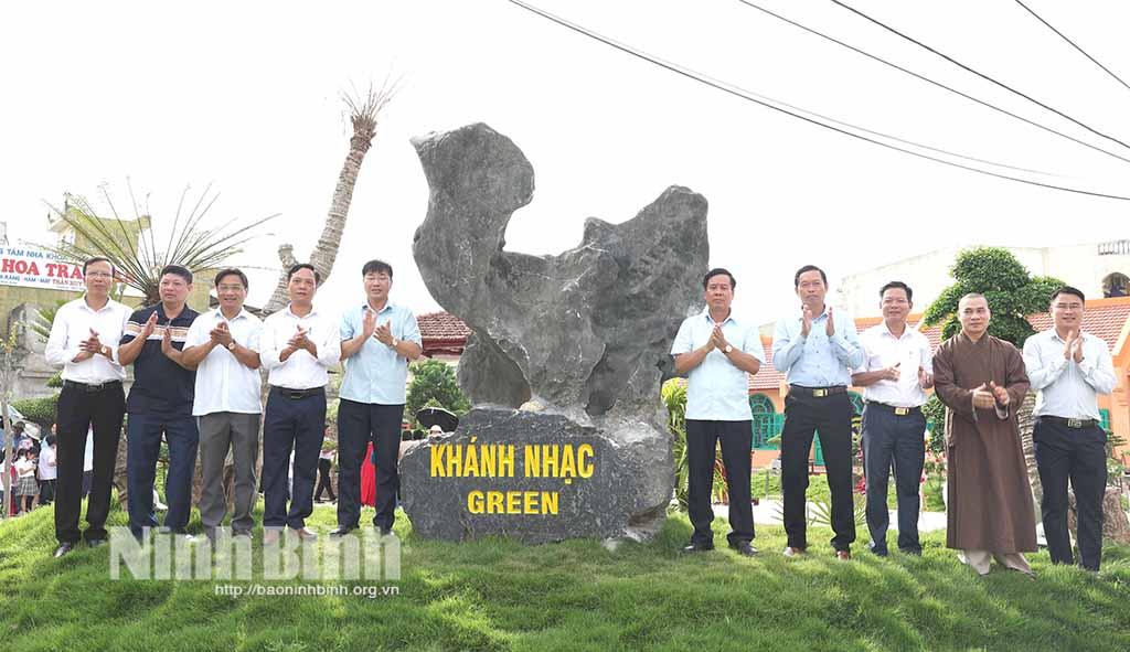 Các đại biểu gắn biển khánh thành công trình.