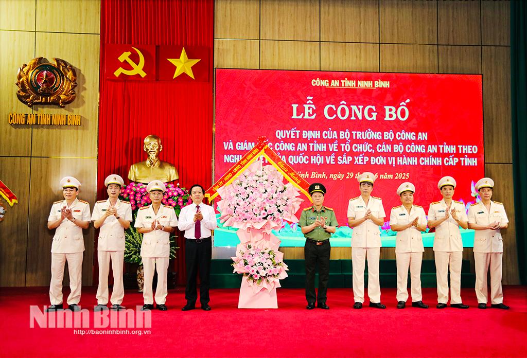 Đồng chí Chủ tịch UBND tỉnh Phạm Quang Ngọc tặng hoa chúc mừng Ban Giám đốc Công an tỉnh.