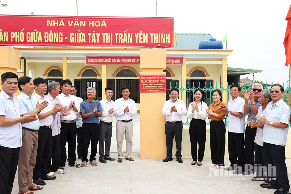 Các đại biểu gắn biển khánh thành công trình.