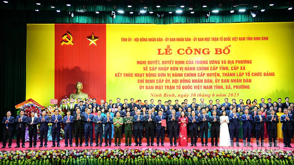 Đồng chí Lê Minh Hưng, Ủy viên Bộ Chính trị, Bí thư Trung ương Đảng, Trưởng Ban Tổ chức Trung ương trao Quyết định của Bộ Chính trị về thành lập Đảng bộ tỉnh Ninh Bình.