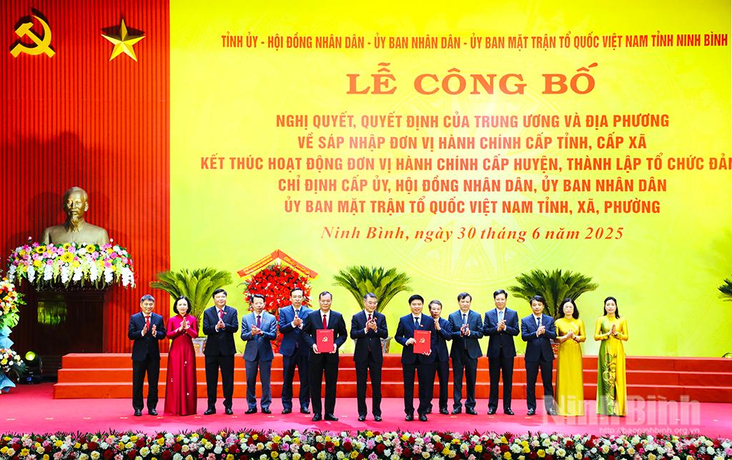 Đồng chí Trưởng Ban Tổ chức Trung ương Lê Minh Hưng trao Nghị quyết của Uỷ ban Thường vụ Quốc hội về việc chỉ định Trưởng đoàn, Phó Trưởng đoàn ĐBQH tỉnh Ninh Bình; chỉ định Chủ tịch, Phó Chủ tịch HĐND tỉnh, Trưởng các Ban của HĐND tỉnh nhiệm kỳ 2021-2026. Ảnh: P.V