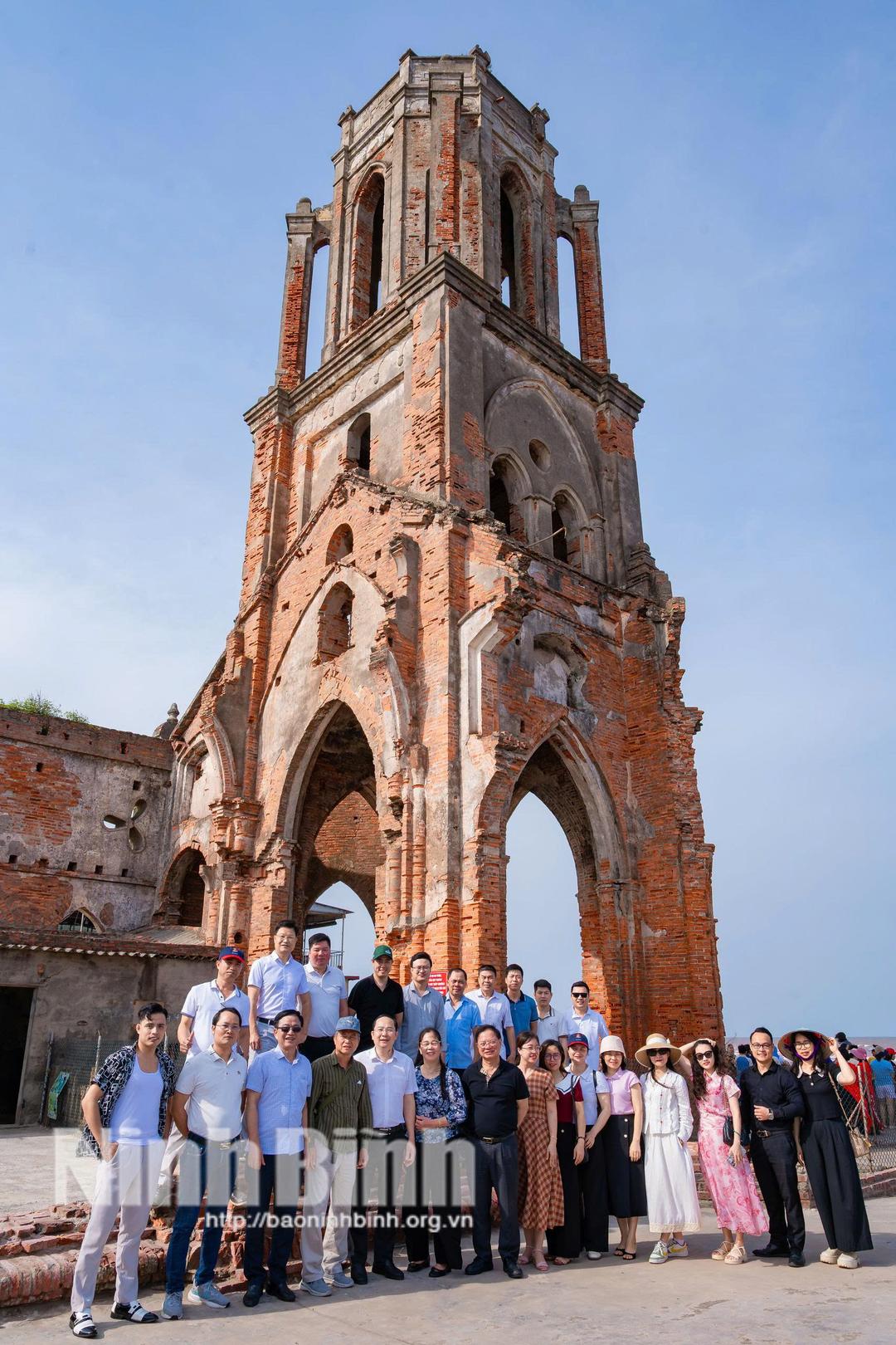 Các doanh nghiệp du lịch Ninh Bình trao đổi kinh nghiệm, khảo sát sản phẩm dịch vụ tại Nam Định. Ảnh: Ngọc Linh