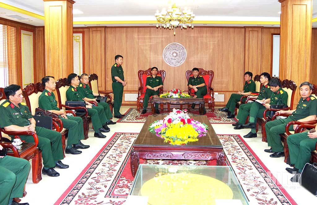 Đoàn công tác của Quân khu 3 làm việc tại Ban Chỉ huy phòng thủ khu vực 1 - Phù Vân (Bộ CHQS tỉnh Ninh Bình).