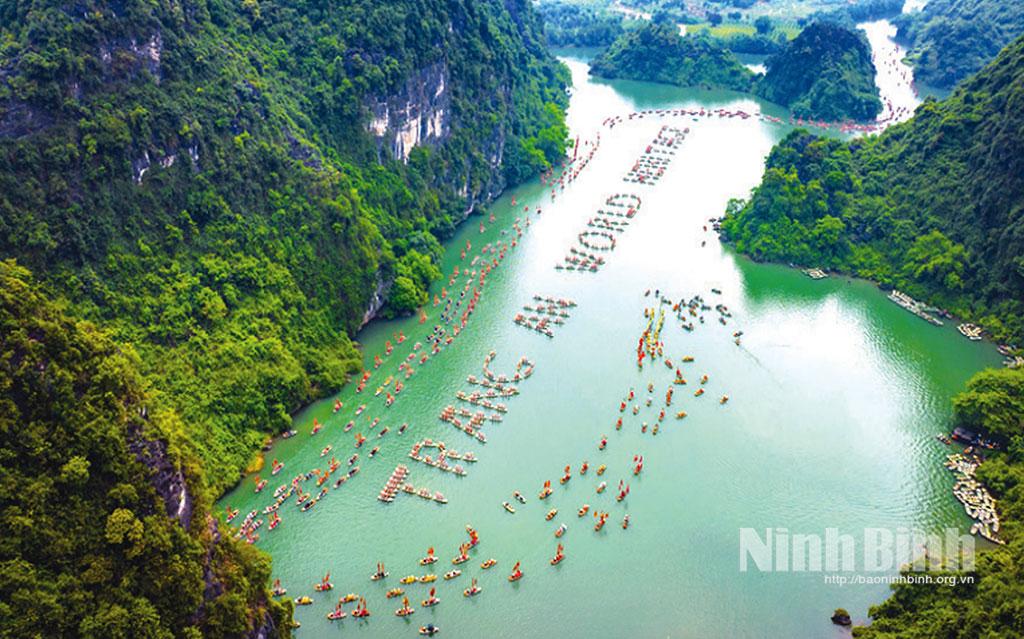 Quần thể Danh thắng Tràng An là hình mẫu tiêu biểu của thế giới về sự kết hợp hài hòa giữa phát triển kinh tế và bảo tồn di sản, đặc biệt là trong phát triển du lịch bền vững. Ảnh: Trường Huy