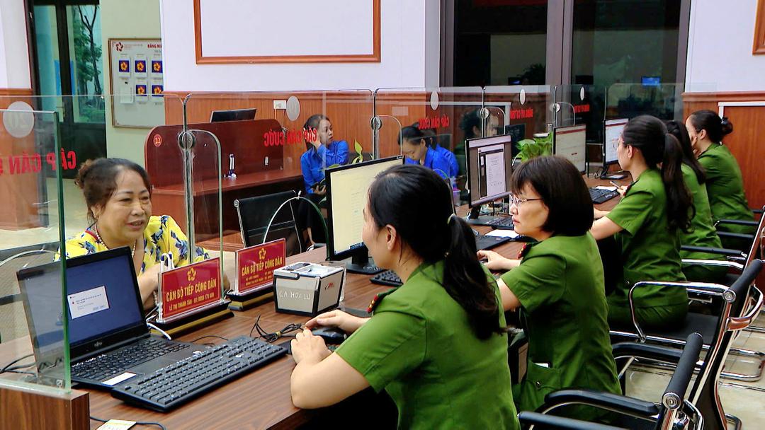 Cán bộ Công an phường Hoa Lư thực hiện giải quyết các thủ tục hành chính tại Trung tâm Phục vụ hành chính công phường. Ảnh: Kiều Ân