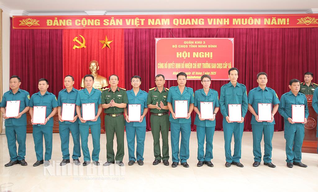 Lãnh đạo Bộ CHQS tỉnh và Ban Chỉ huy phòng thủ khu vực 3 Đông A trao Quyết định bổ nhiệm Chỉ huy trưởng của Chủ tịch UBND tỉnh cho các đồng chí mới nhận nhiệm vụ. Ảnh: Hoàng Tuấn