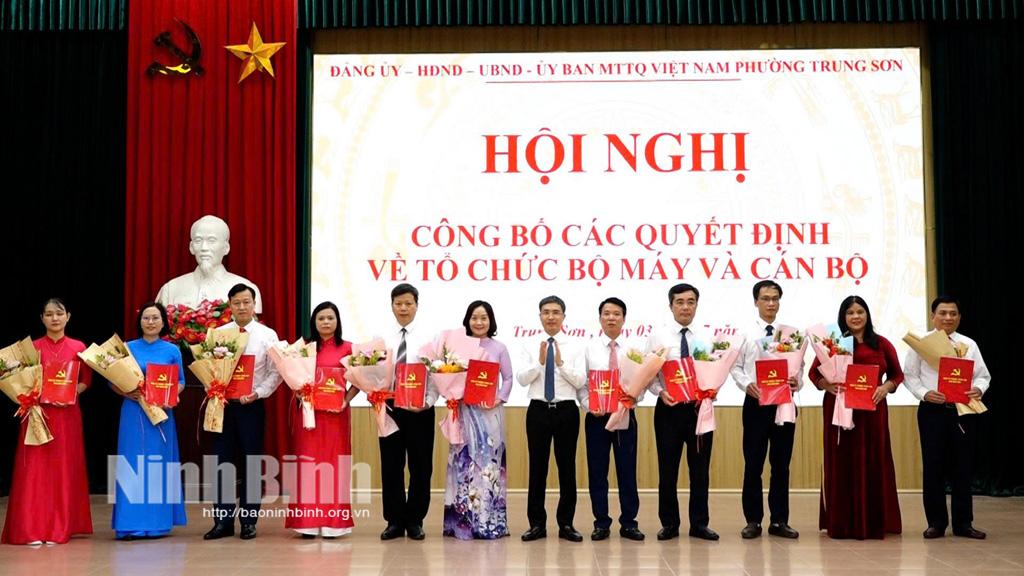 Đồng chí Bí thư Đảng uỷ phường Trung Sơn trao các quyết định bổ nhiệm chức danh lãnh đạo các cơ quan chuyên trách tham mưu, giúp việc Đảng ủy.